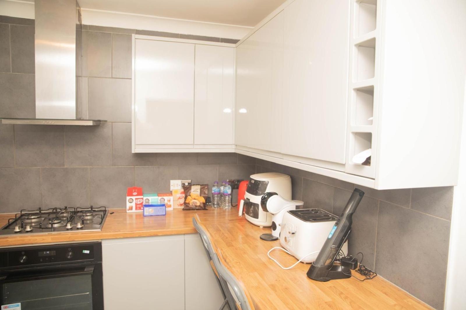 Three Bedroom House Newly Renovated Close To Gravesend Town Center Blue Water Stratford Westfield And 33 Mins To Kings Cross On Southeastern Javelin Line Exterior photo