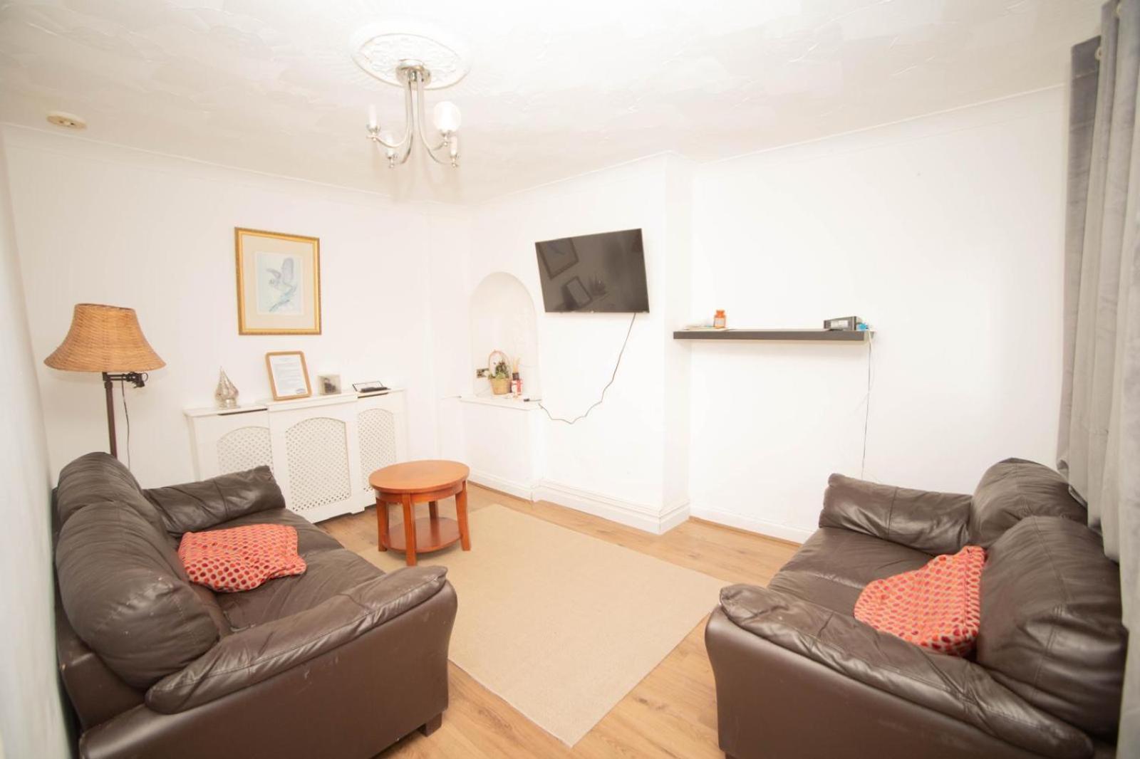 Three Bedroom House Newly Renovated Close To Gravesend Town Center Blue Water Stratford Westfield And 33 Mins To Kings Cross On Southeastern Javelin Line Exterior photo