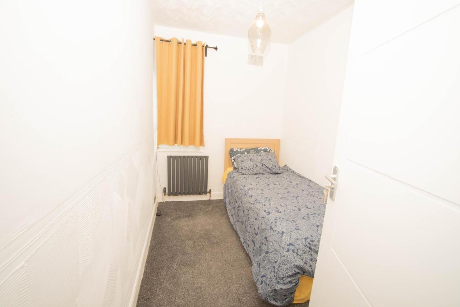 Three Bedroom House Newly Renovated Close To Gravesend Town Center Blue Water Stratford Westfield And 33 Mins To Kings Cross On Southeastern Javelin Line Exterior photo