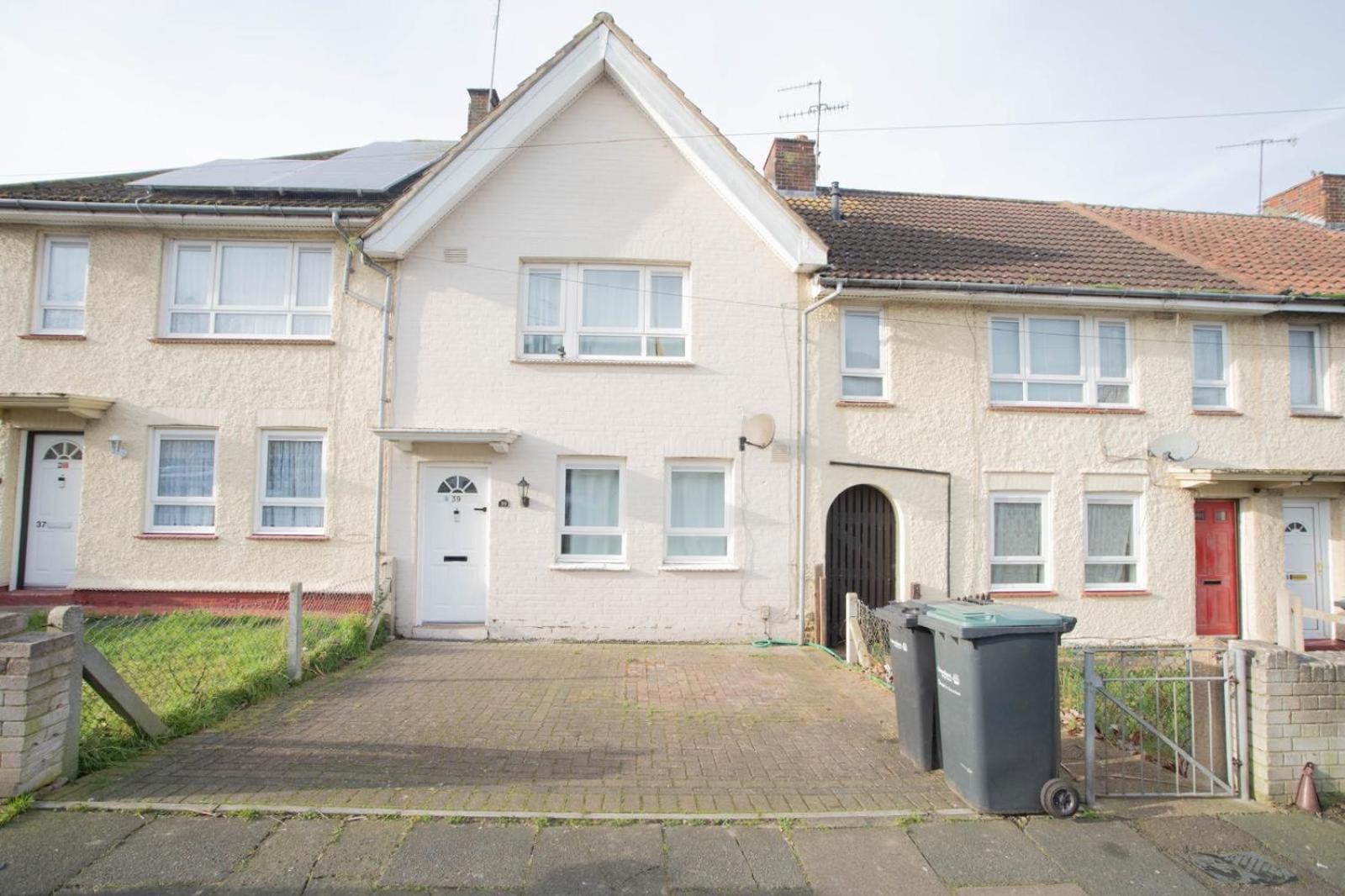 Three Bedroom House Newly Renovated Close To Gravesend Town Center Blue Water Stratford Westfield And 33 Mins To Kings Cross On Southeastern Javelin Line Exterior photo