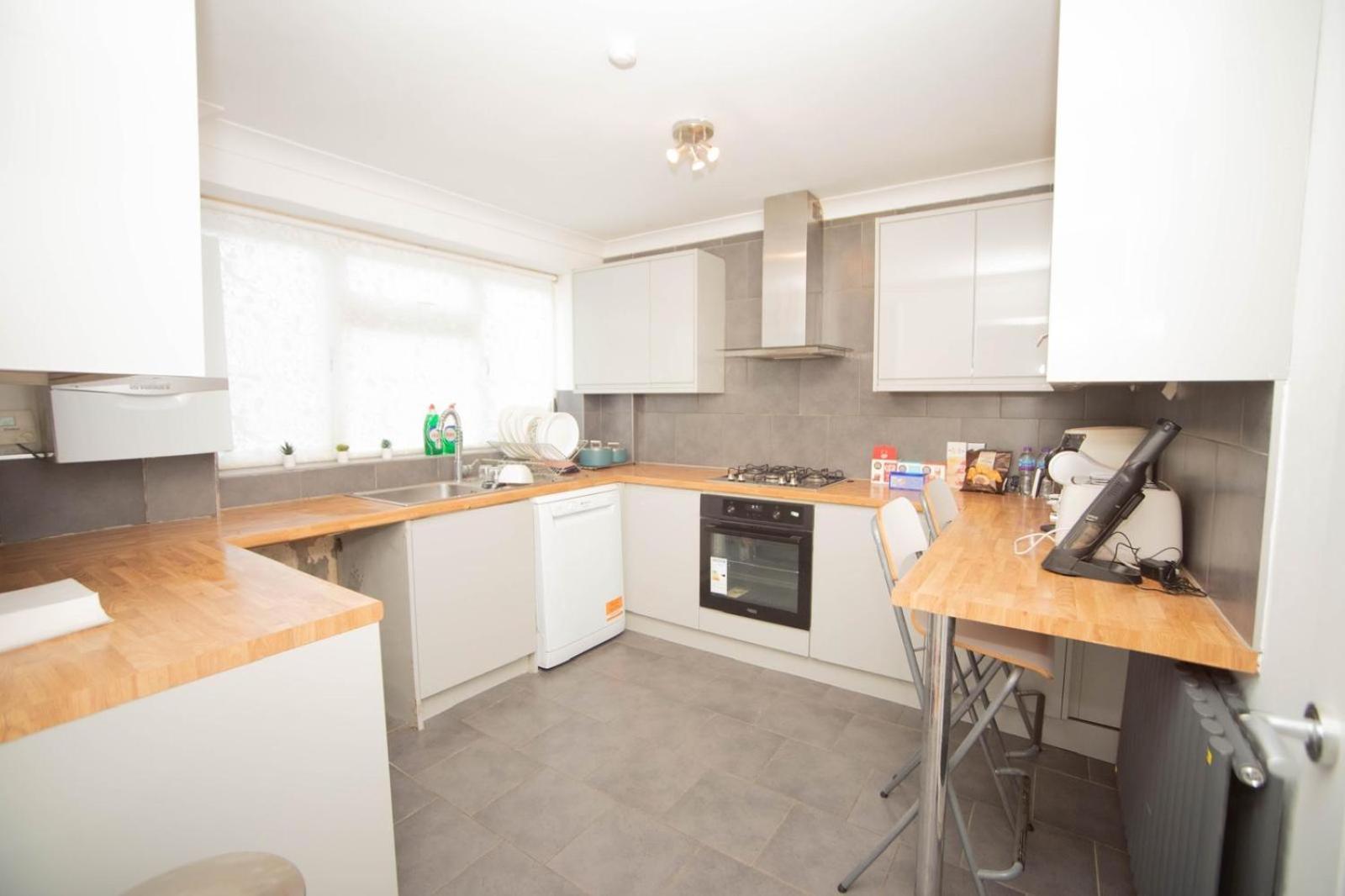 Three Bedroom House Newly Renovated Close To Gravesend Town Center Blue Water Stratford Westfield And 33 Mins To Kings Cross On Southeastern Javelin Line Exterior photo